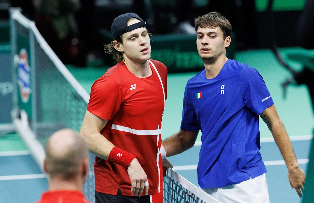 Flavio Cobolli vince da campione contro Zizou Bergs in Coppa Davis: l’azzurro consola il suo avversario in lacrime