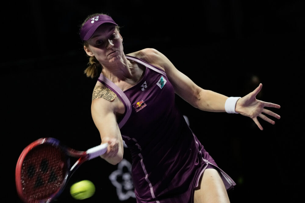 WTA Finals 2025, Rybakina s’impone nella battaglia con Pegula e vola in finale WTA Finals 2025, Rybakina s’impone nella battaglia con Pegula e vola in finale