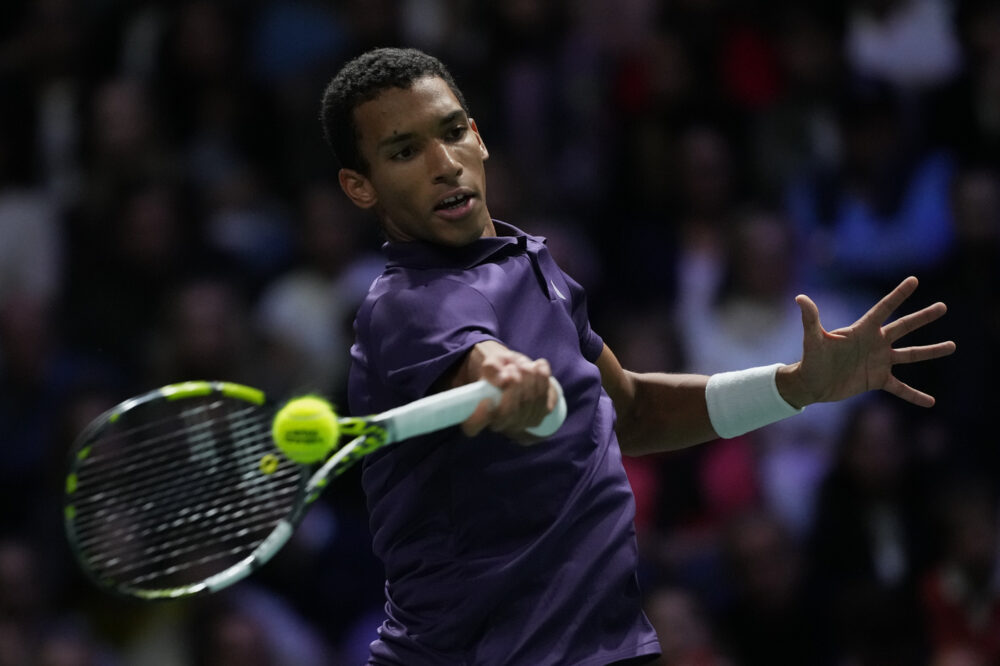 Auger Aliassime torna agli antichi fasti, approda in finale a Parigi e scavalca Lorenzo Musetti nella Race Auger Aliassime torna agli antichi fasti, approda in finale a Parigi e scavalca Lorenzo Musetti nella Race