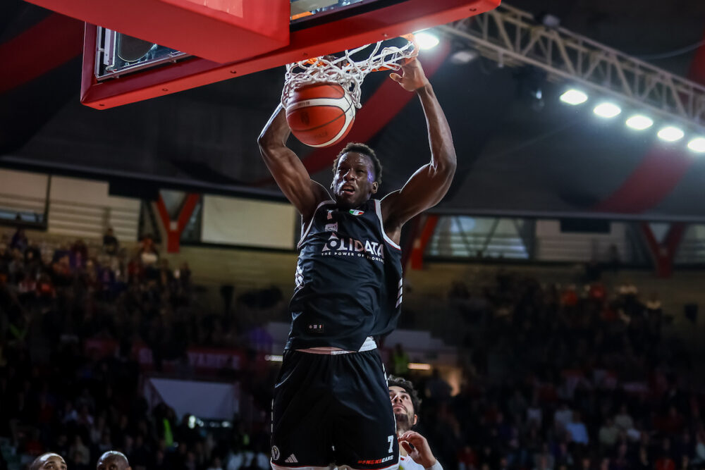 Basket, Serie A: Niang trascina la Virtus Bologna, Varese cade in casa