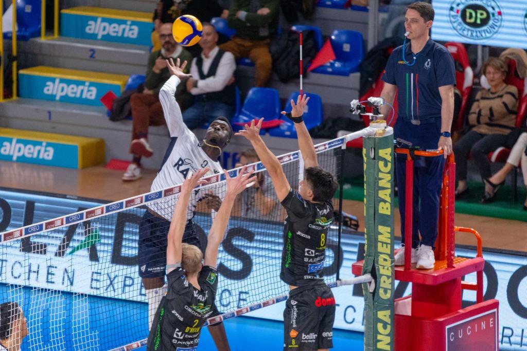 colpo grosso della rana verona perugia si arrende in casa al tie break ma resta al comando della superlega da Oasport.it colpo grosso della rana verona perugia si arrende in casa al tie break ma resta al comando della superlega