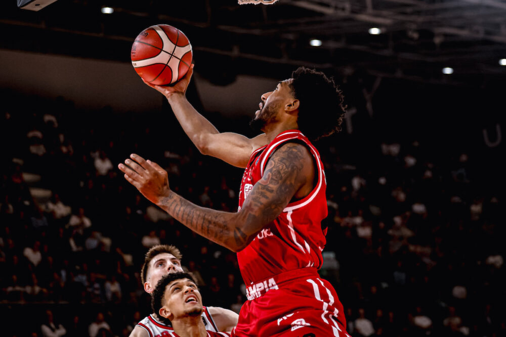 Basket: Milano vola a Reggio Emilia, cade Brescia. In quattro al comando della Serie A Basket: Milano vola a Reggio Emilia, cade Brescia. In quattro al comando della Serie A