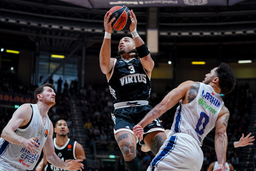 Basket, la Virtus Bologna torna al successo in Eurolega: battuto al PalaDozza l’Anadolu Efes