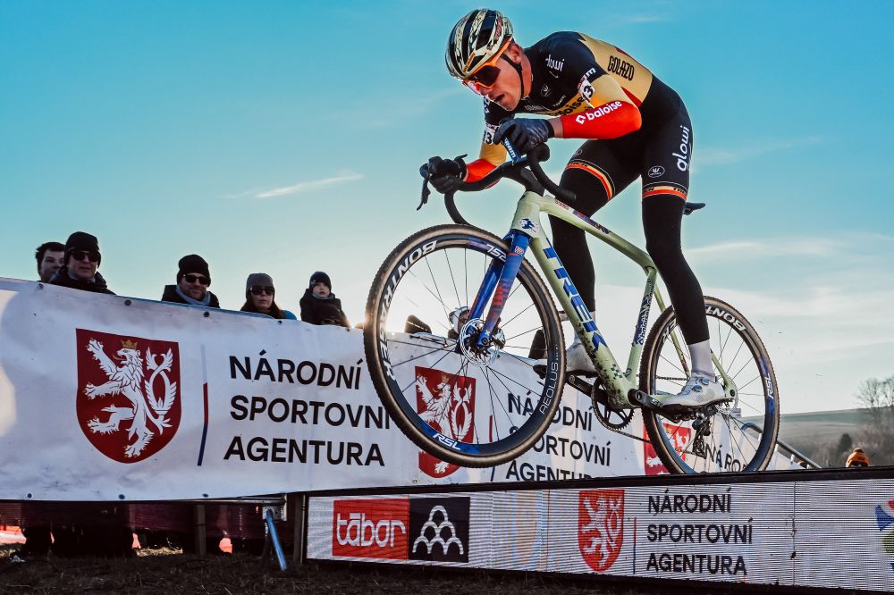 A che ora il ciclocross oggi, Coppa del Mondo Flamanville 2025: programma, tv, streaming, italiani in gara