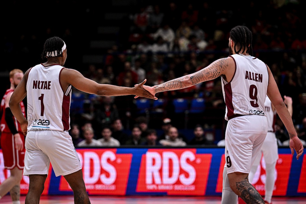 Basket, a Trapani il big match con Milano. Brescia in testa da sola, Varese vince il derby Basket, a Trapani il big match con Milano. Brescia in testa da sola, Varese vince il derby