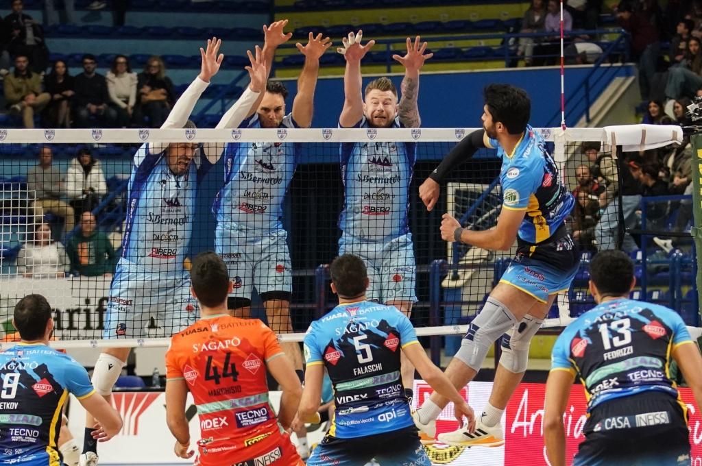 Superlega imprevedibile: Piacenza batte Civitanova, Trento vola, Cisterna infinita, Cuneo da urlo Superlega imprevedibile: Piacenza batte Civitanova, Trento vola, Cisterna infinita, Cuneo da urlo