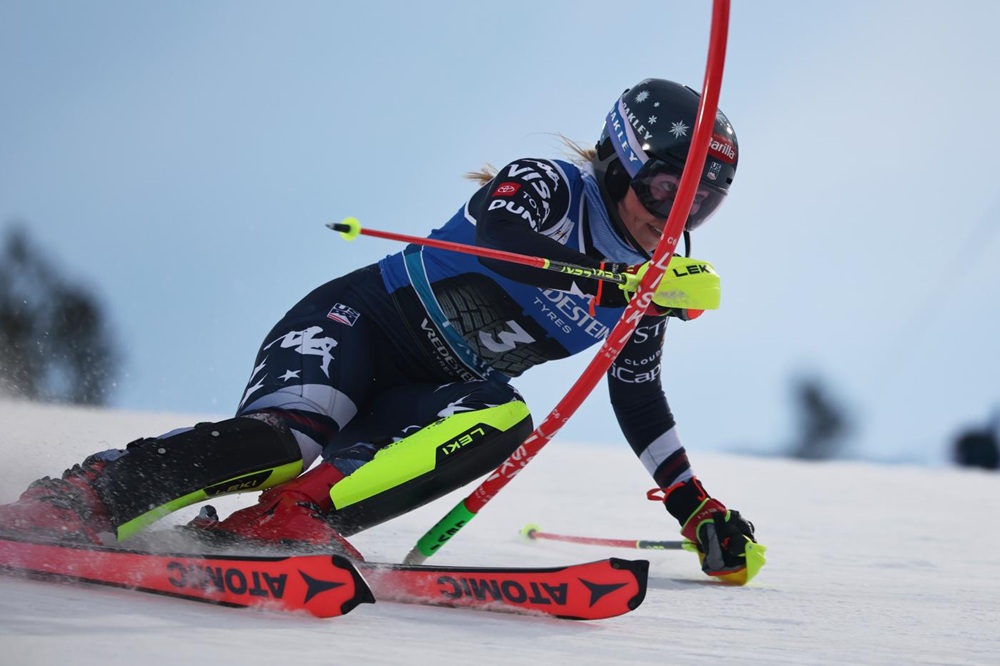 Mikaela Shiffrin apre con una schiacciante vittoria nello slalom di Levi. Albania sul podio con Lara Colturi Mikaela Shiffrin apre con una schiacciante vittoria nello slalom di Levi. Albania sul podio con Lara Colturi