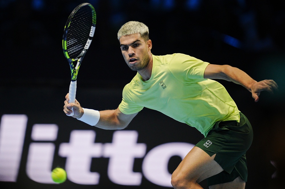 Alcaraz comincia le ATP Finals con una vittoria. De Minaur dura un set e poi cede alla distanza Alcaraz comincia le ATP Finals con una vittoria. De Minaur dura un set e poi cede alla distanza