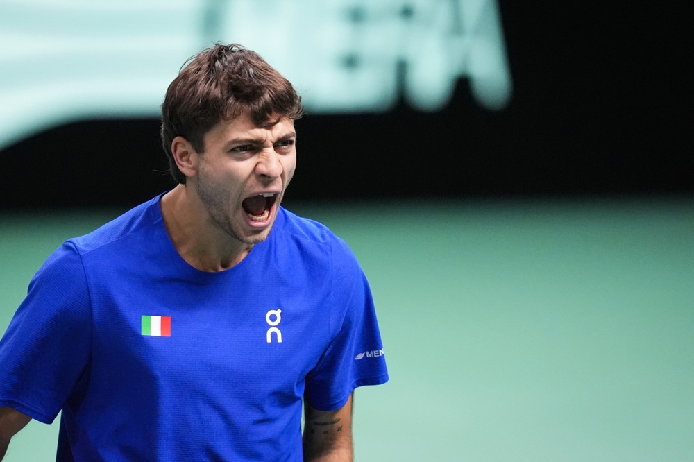 GLADIATORIUS! Flavio Cobolli nella storia della Coppa Davis: porta l’Italia in finale dopo un’epica battaglia con Zizou Bergs!