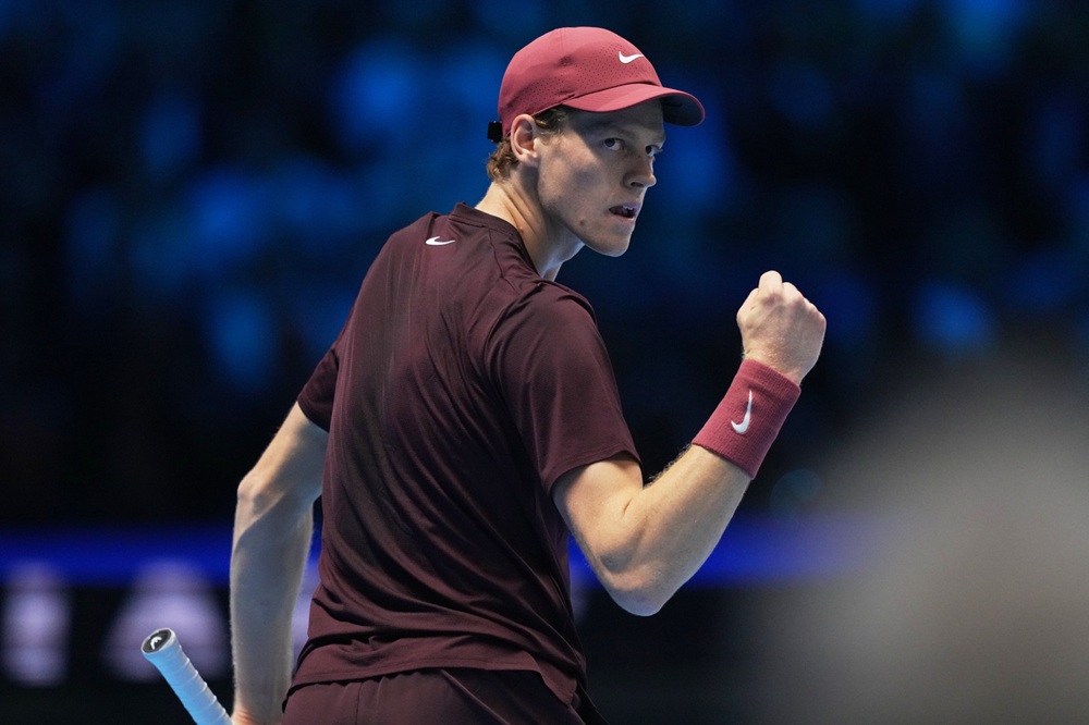 Jannik Sinner carbura un set, poi dilaga su Auger Aliassime nel debutto alle ATP Finals 2025