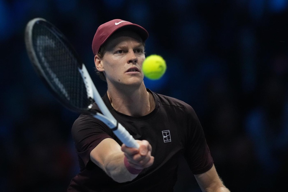 Jannik Sinner lotta un set, poi travolge De Minaur e vola all’atto conclusivo delle ATP Finals Jannik Sinner lotta un set, poi travolge De Minaur e vola all’atto conclusivo delle ATP Finals