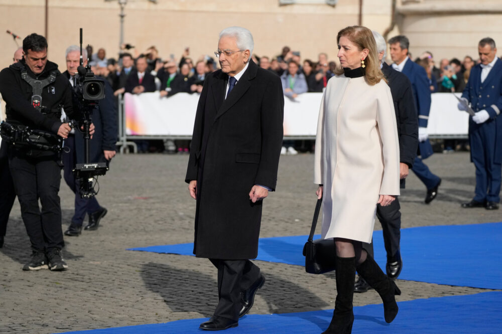 Sergio Mattarella accende il braciere olimpico: “La fiamma richiama valori universale, bisogno di amicizia e pace”