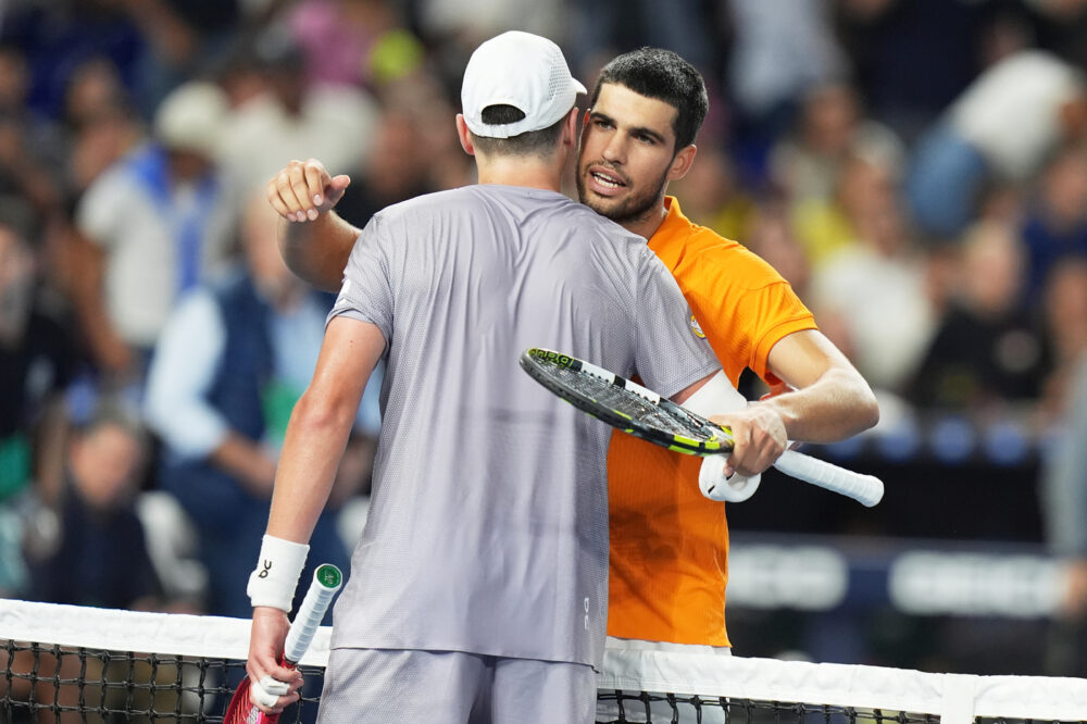 Carlos Alcaraz si riscatta e supera Fonseca in una esibizione decisa da un lottato match tie break Carlos Alcaraz si riscatta e supera Fonseca in una esibizione decisa da un lottato match tie break