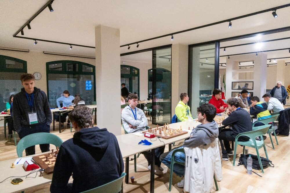 Scacchi, Campionati Italiani 2025: Brunello Zimina in vetta nel femminile, Fava guida gli Under 20