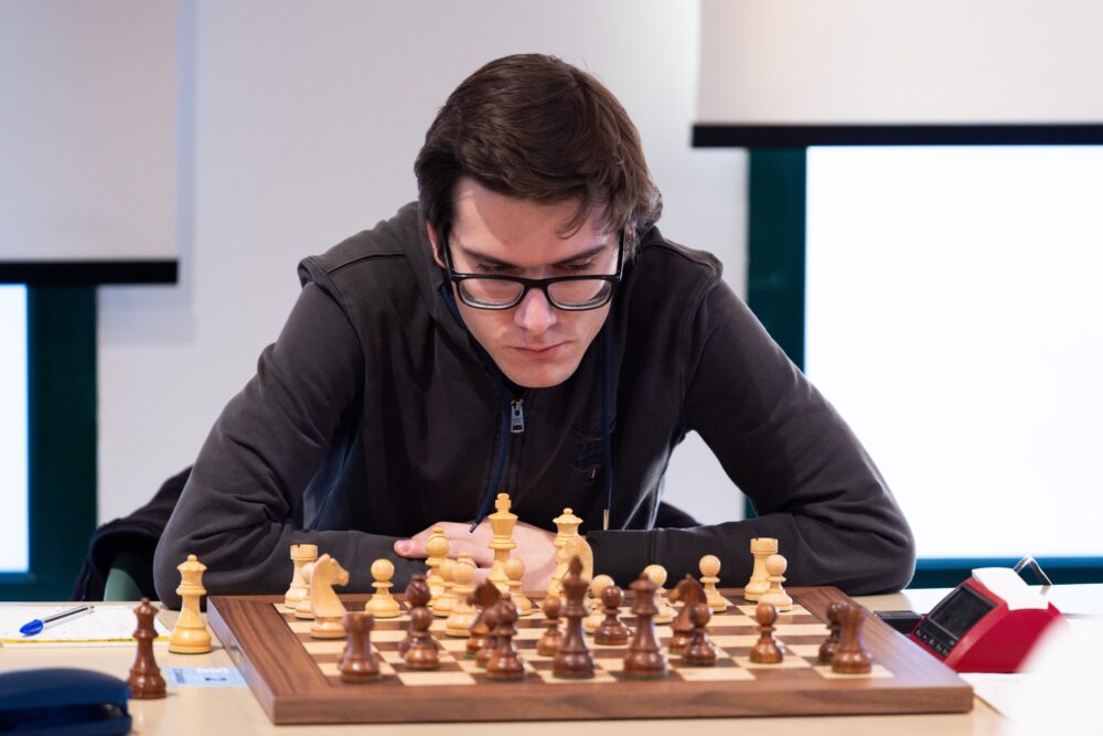 Scacchi: Moroni solo in vetta ai Campionati Italiani 2025. Lotta aperta nei tornei femminile e Under 20