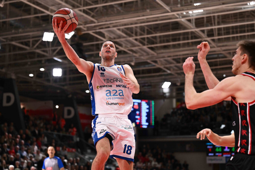 Basket, Serie A: Brescia colpisce a Reggio Emilia, Sassari si ridesta e batte Trieste Basket, Serie A: Brescia colpisce a Reggio Emilia, Sassari si ridesta e batte Trieste