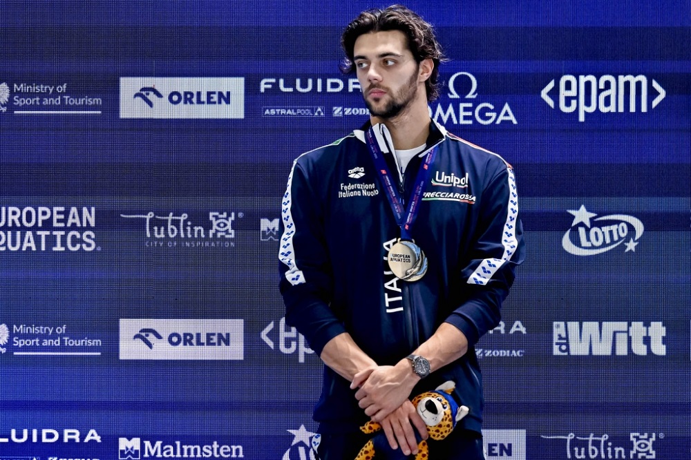 Nuoto, tris di podi per l’Italia agli Europei in vasca corta: Ceccon è d’oro nei 100 dorso e sfata un tabù