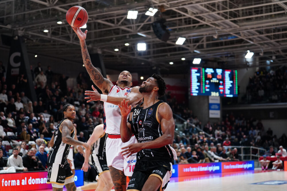 Basket, blitz esterno di Tortona in Serie A. Fondamentali vittorie di Reggio Emilia e Varese per la classifica Basket, blitz esterno di Tortona in Serie A. Fondamentali vittorie di Reggio Emilia e Varese per la classifica
