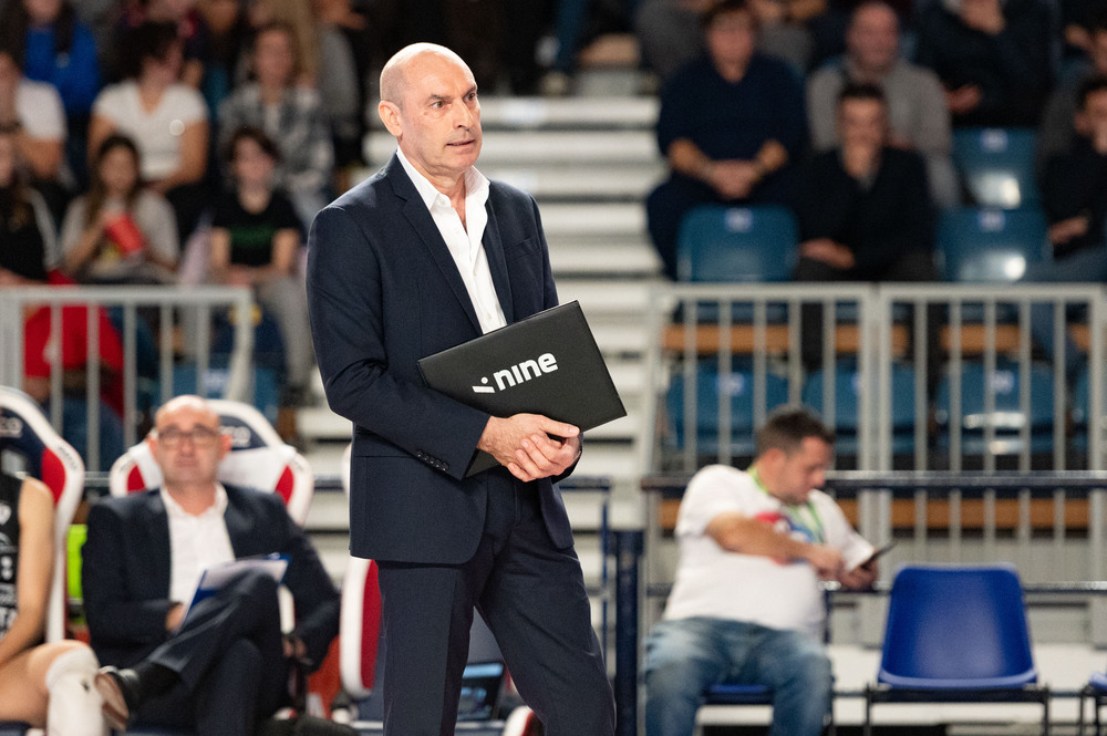 Volley femminile, salta la panchina di Bergamo: Carlo Parisi non è più l’allenatore delle orobiche Volley femminile, salta la panchina di Bergamo: Carlo Parisi non è più l’allenatore delle orobiche