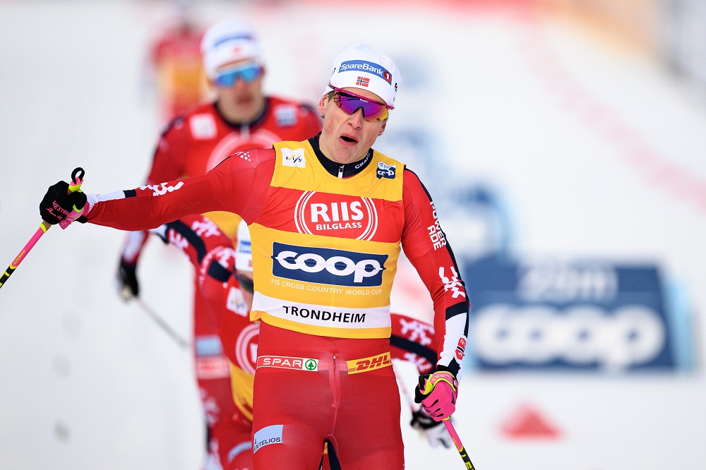 Johannes Hoesflot Klaebo fa 100 in Coppa del Mondo nella sprint di Trondheim. Passo avanti per Pellegrino
