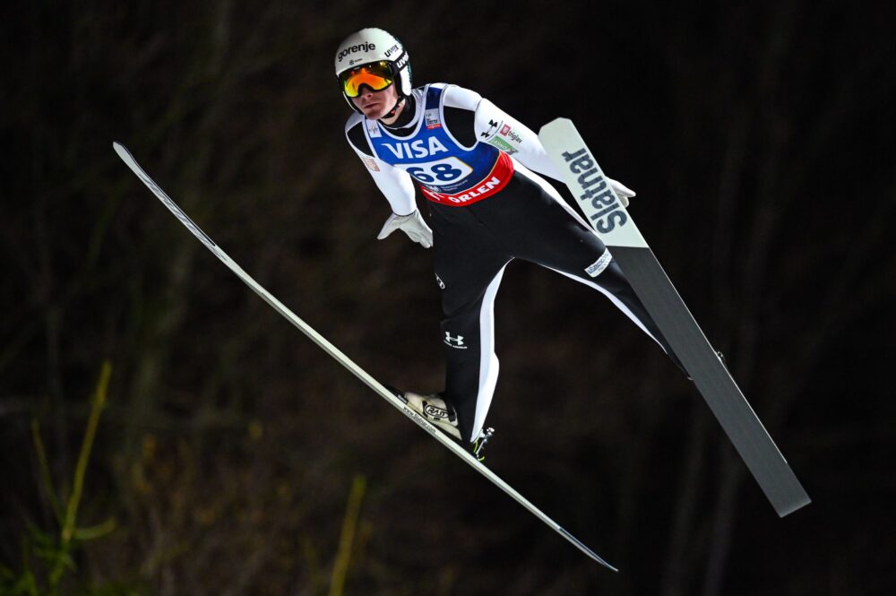 salto con gli sci domen prevc vola su wisla e batte raimund italiani in ombra