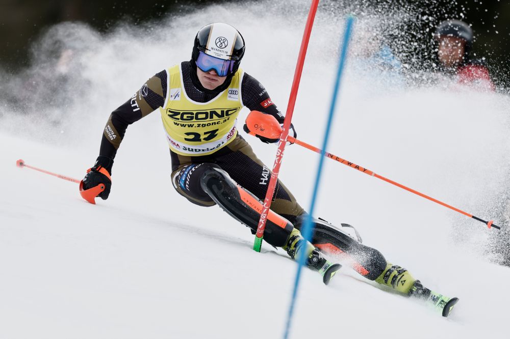 eduard hallberg in testa al folle slalom di madonna di campiglio vinatzer inforca era davanti a met224 pista da Oasport.it eduard hallberg in testa al folle slalom di madonna di campiglio vinatzer inforca era davanti a met224 pista