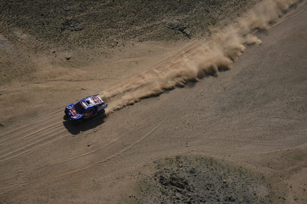Dakar 2026, Ekstrom vince la terzultima tappa tra le auto. Al Attiyah resta leader, problemi per Lategan