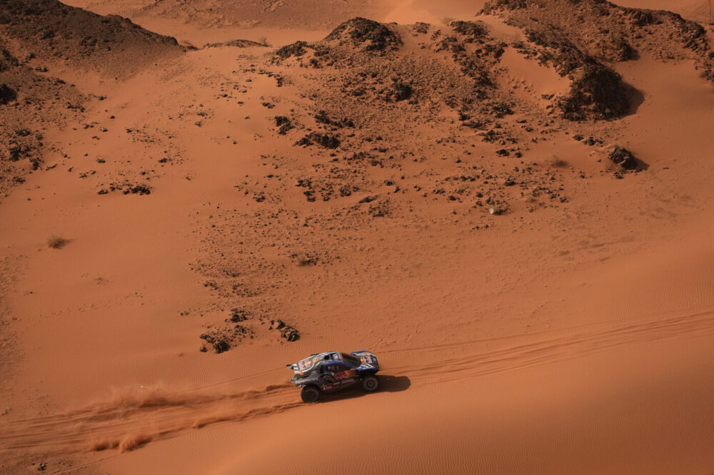 Dakar 2026, Eryk Goczal domina la nona tappa tra le auto. Nani Roma balza in vetta alla generale