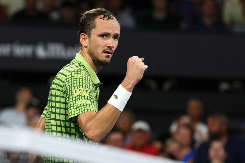 Daniil Medvedev si complica un po’ la vita, ma approda al 2° turno degli Australian Open: sconfitto de Jong in 3 set