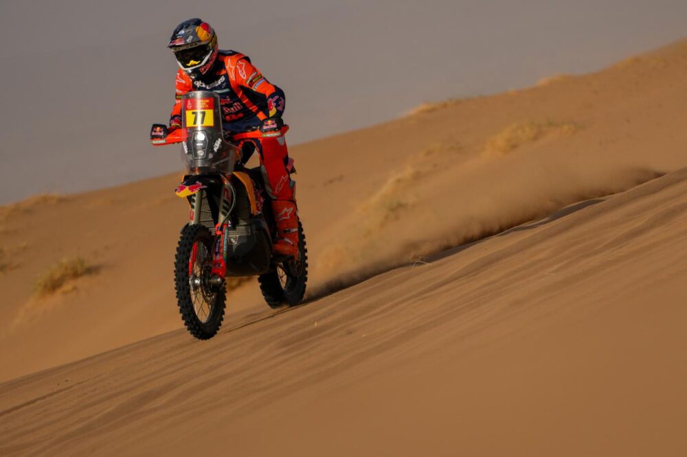 Vittoria thrilling di Luciano Benavides nella Dakar 2026 tra le moto: l’argentino beffa Brabec per 2? a Yanbu!