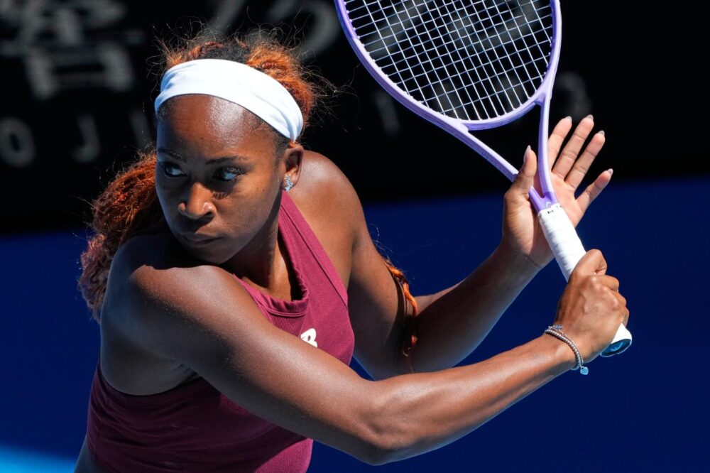 Coco Gauff regola in due set Kamilla Rakhimova e approda al secondo turno degli Australian Open 2026