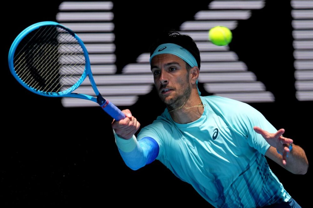 VIDEO Lorenzo Musetti, punto irreale contro Machac: la magia del toscano