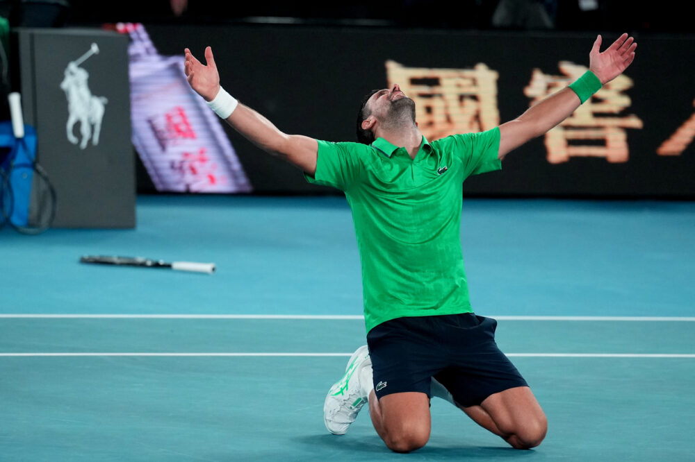 Novak Djokovic si toglie qualche sassolino dalle scarpe: “Mi volevano già ritirato, questa vittoria vale quasi uno Slam”. Novak Djokovic si toglie qualche sassolino dalle scarpe: “Mi volevano già ritirato, questa vittoria vale quasi uno Slam”.