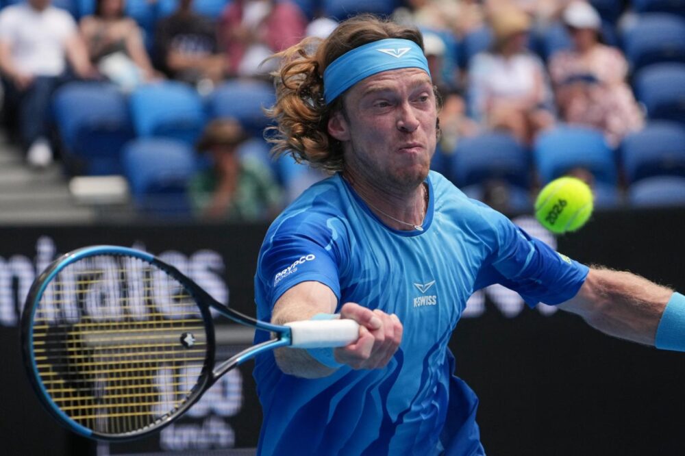 Rublev scherza con l’intervistatore dopo il successo con Arnaldi: “Non c’è una buona connessione”