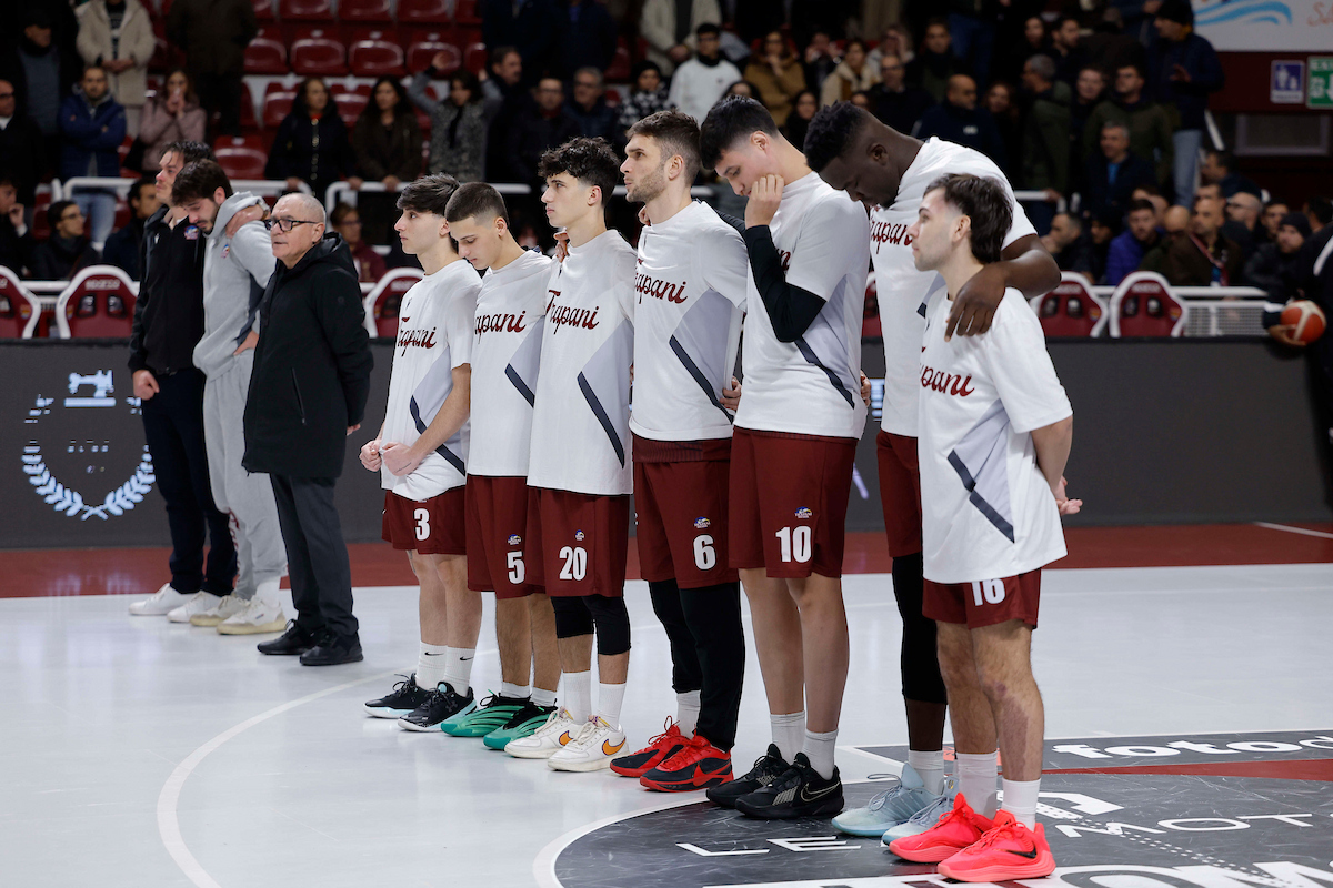 Altra farsa a Trapani: partita interrotta con Trento dopo 5 minuti. Lacrime tra il pubblico Altra farsa a Trapani: partita interrotta con Trento dopo 5 minuti. Lacrime tra il pubblico