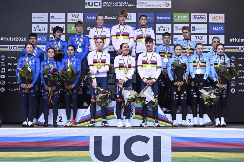 Ciclocross, l’Italia parte forte ai Mondiali con un argento nella staffetta mista. Vincono i Paesi Bassi