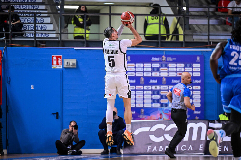 Basket, vittorie casalinghe per Trento, Tortona ed Udine in Serie A. La Reyer Venezia espugna Napoli