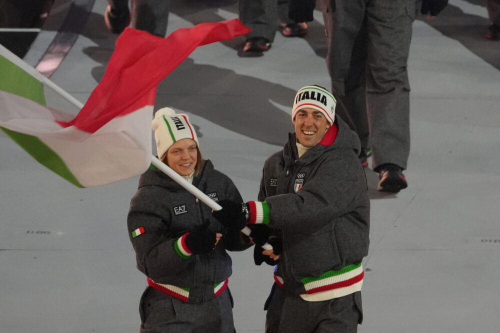 L’Italia sfila per ultima alla Cerimonia d’Apertura delle Olimpiadi: Brignone sulle spalle di Mosaner, inizia Milano Cortina 2026