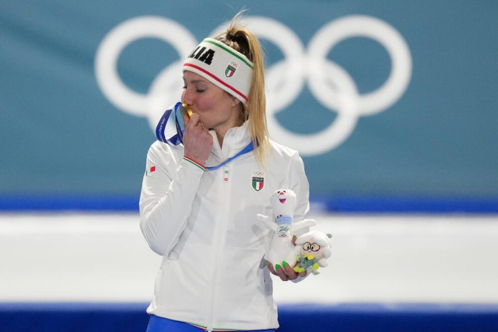 Francesca Lollobrigida oro alle Olimpiadi: podio e Inno di Mameli – VIDEO
