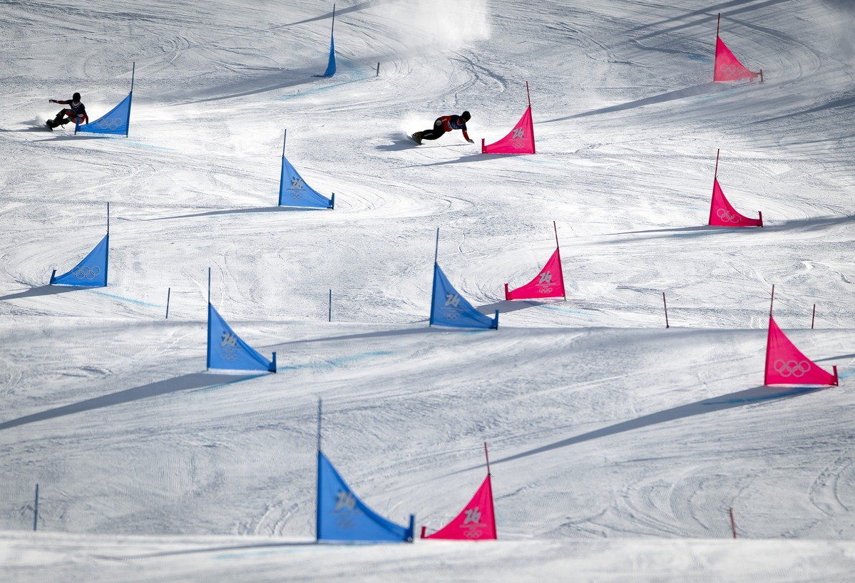 Roland Fischnaller davanti a March nelle qualificazioni del PGS di snowboard. Si salva Bormolini