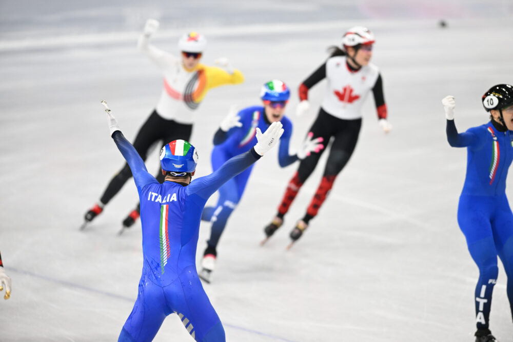 Pietro Sighel e la “rovesciata” all’arrivo: traguardo tagliato di spalle alle Olimpiadi, festa dorata