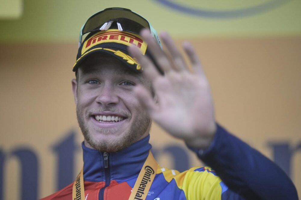 LIVE UAE Tour 2026, tappa di oggi in DIRETTA: Milan a caccia della prima maglia di leader