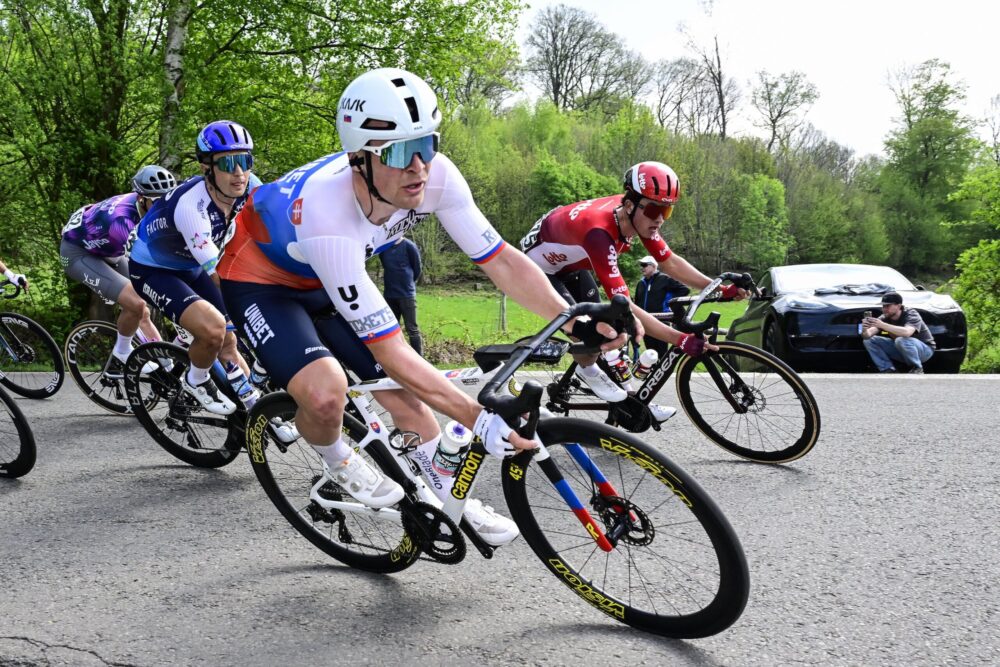 Etoile de Bessèges 2026: Crabbe beffa Kubis nella prima tappa, top 30 per Lorenzo Rota