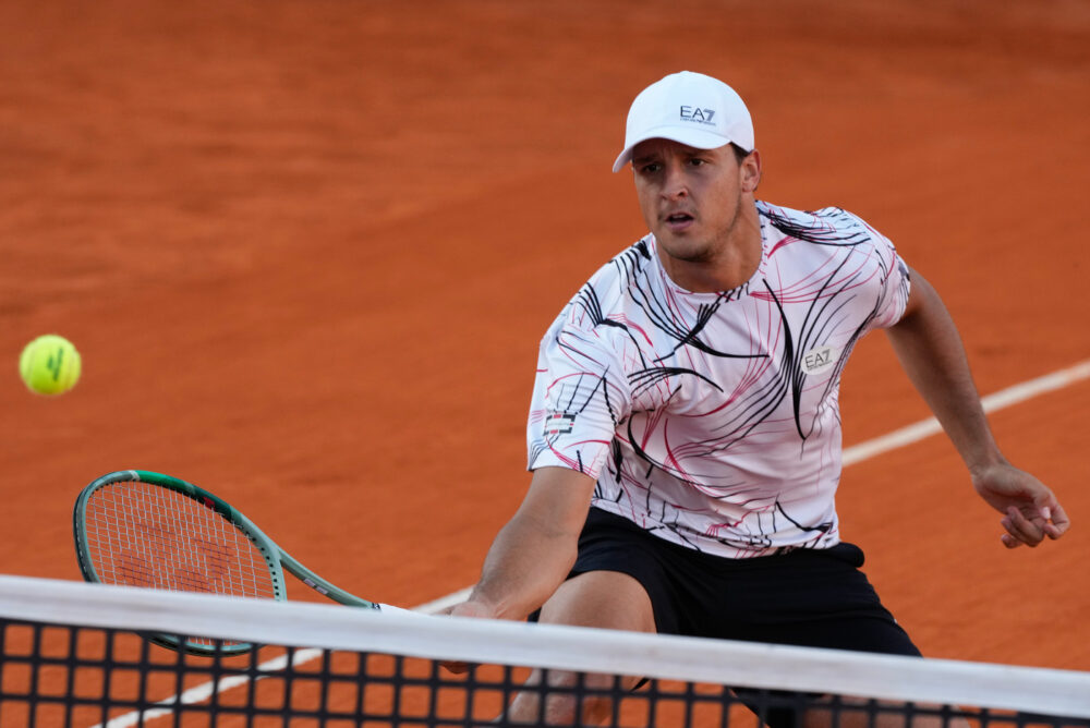 ATP Rio de Janeiro 2026, Juan Manuel Cerundolo sfrutta la stanchezza di Darderi e passa agli ottavi