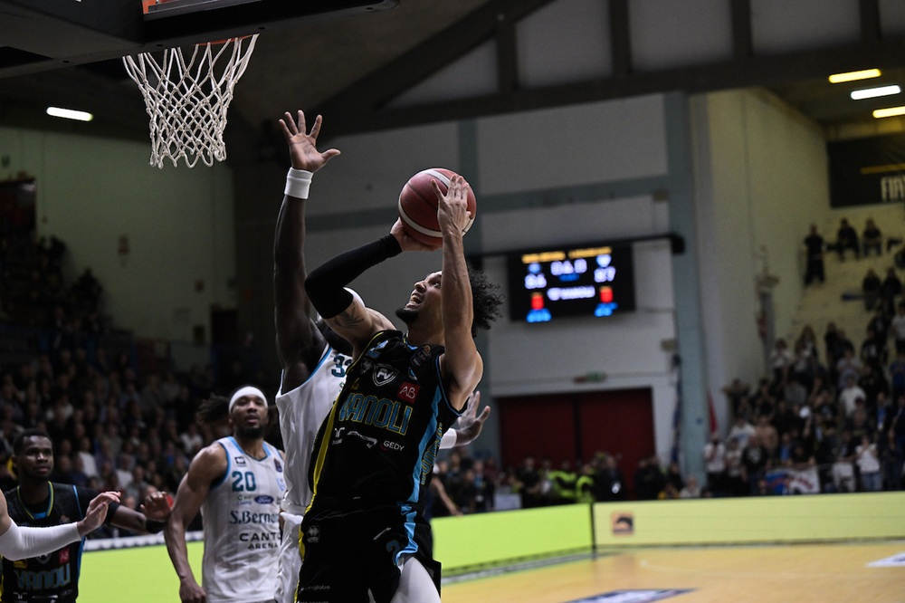 Basket, Willis regala la vittoria a Cremona nell’anticipo contro Cantù
