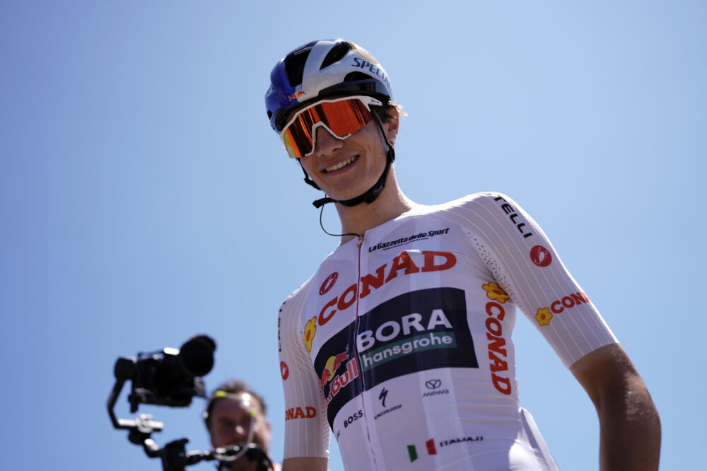 “Problemi di stomaco, ma ha limitato le perdite”: cos’è successo a Giulio Pellizzari al Giro d’Italia. La spiegazione della Red Bull