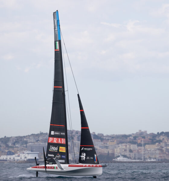 Luna Rossa AC40