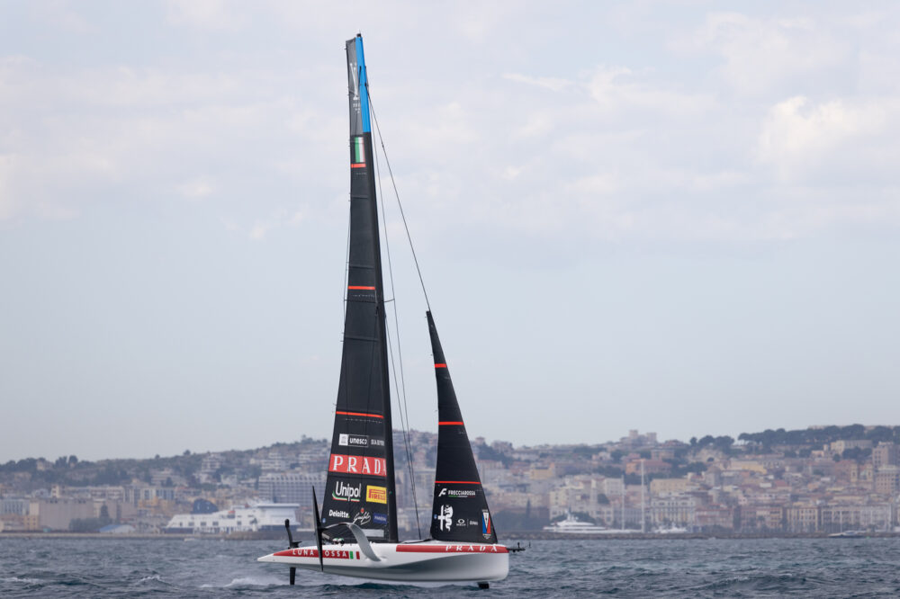 Luna Rossa AC40