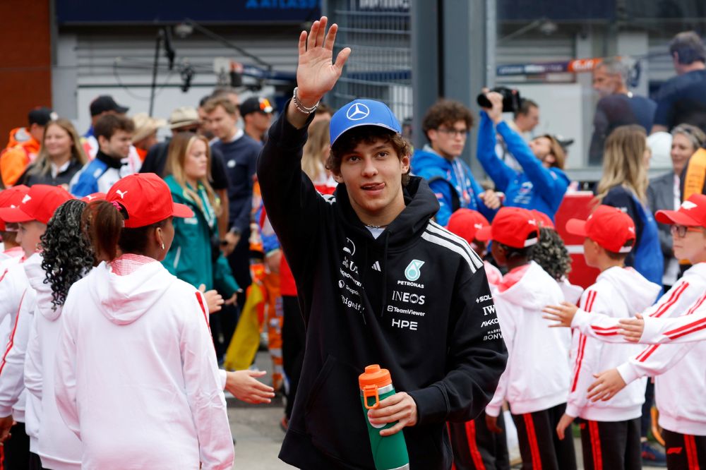 kimi antonelli festeggia una vittoria difficile con il duello con leclerc sul campionato8230 da Oasport.it kimi antonelli festeggia una vittoria difficile con il duello con leclerc sul campionato8230