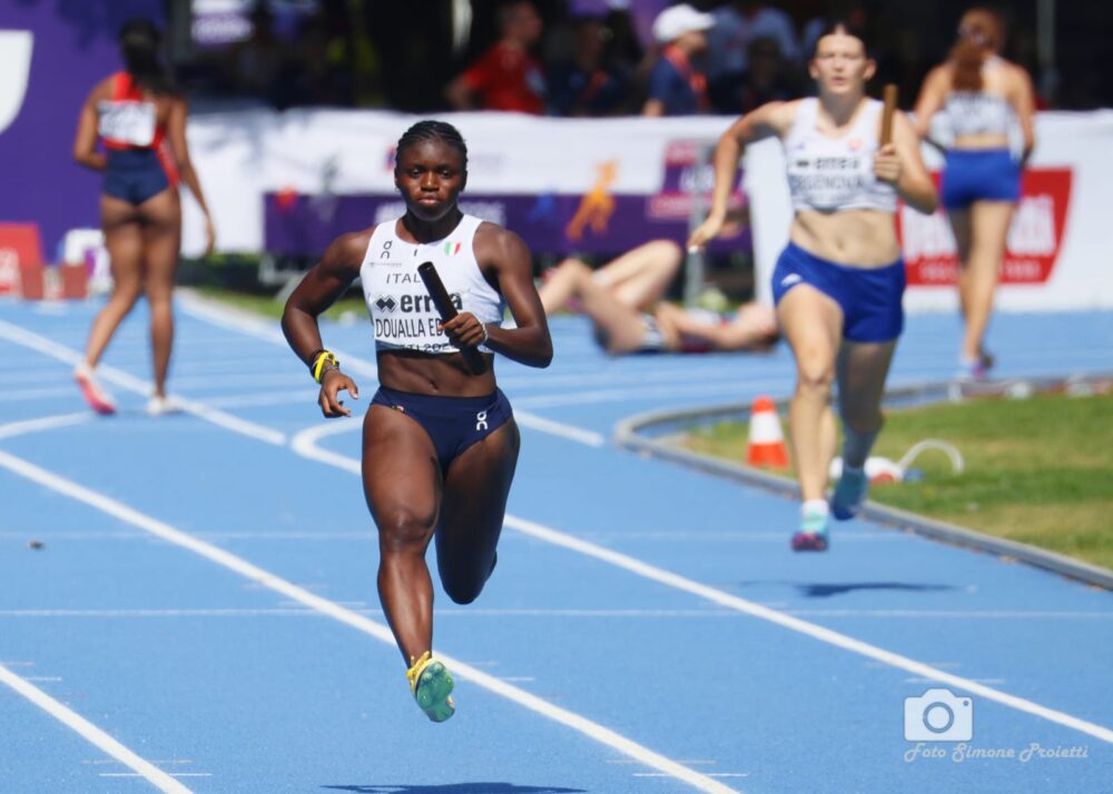l8217italia festeggia nella staffetta svedese doualla brillante sui 200 podio agli europei u18 con castiglione calzolari e candidi da Oasport.it l8217italia festeggia nella staffetta svedese doualla brillante sui 200 podio agli europei u18 con castiglione calzolari e candidi